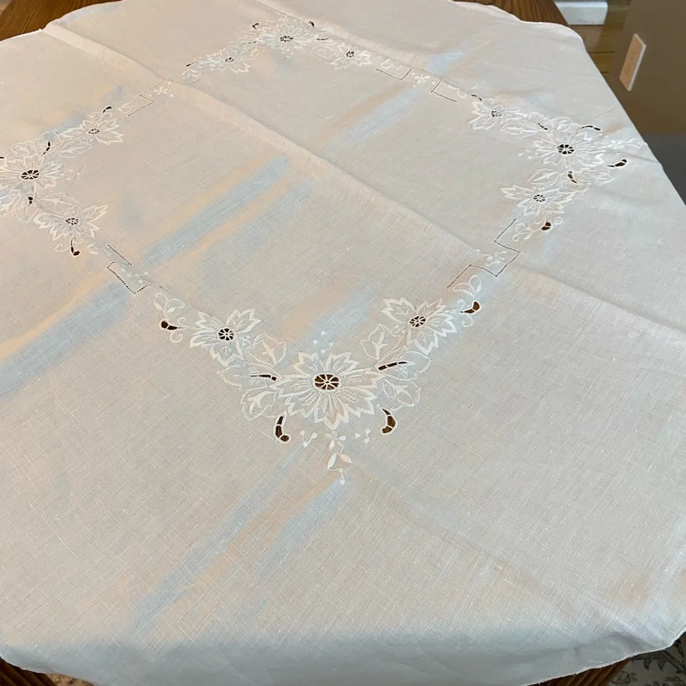 Vintage white tablecloth 40” sq and six (12” sq) napkins w/ embroidered flowers